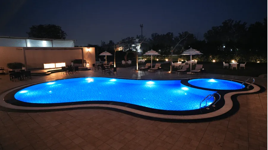 Tarana – The Pool & Mira Vann (Lawn)